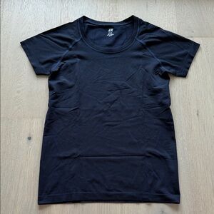 3/$30 H&M Activewear Fitted T shirt Navy